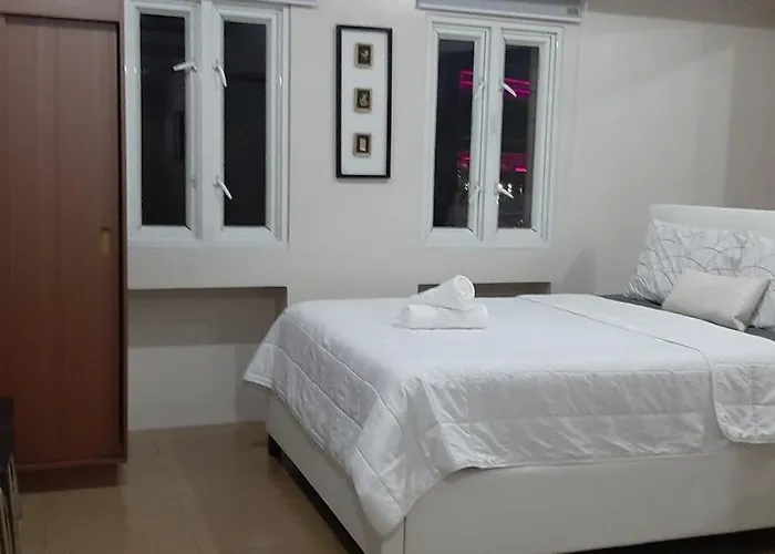 150 Newport - Near Naia T3 Airport *
